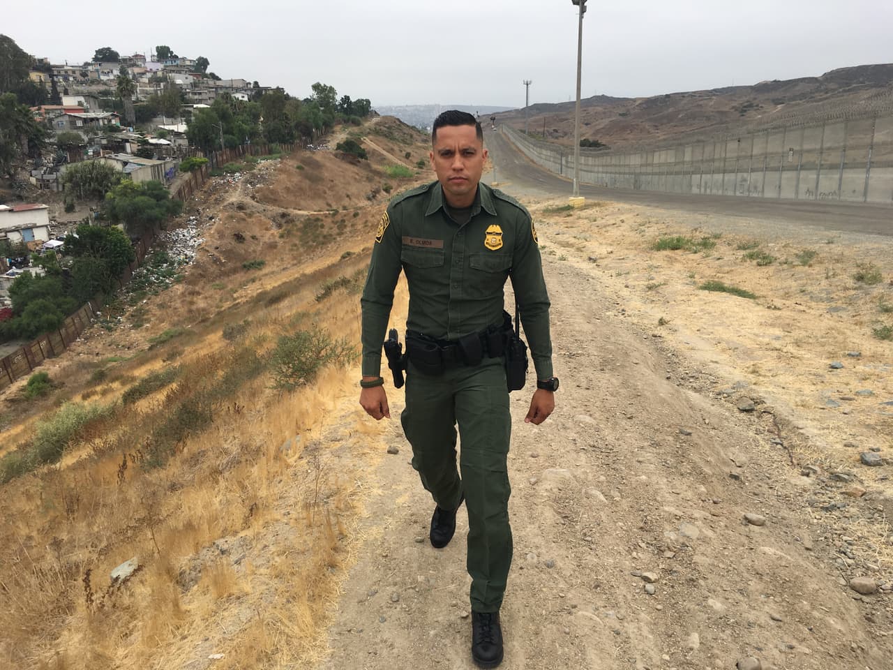 Eduardo Olmos, agente fronterizo, camina en la franja que separa a Tijuana de San Diego a la que nadie sin autorización puede entrar.