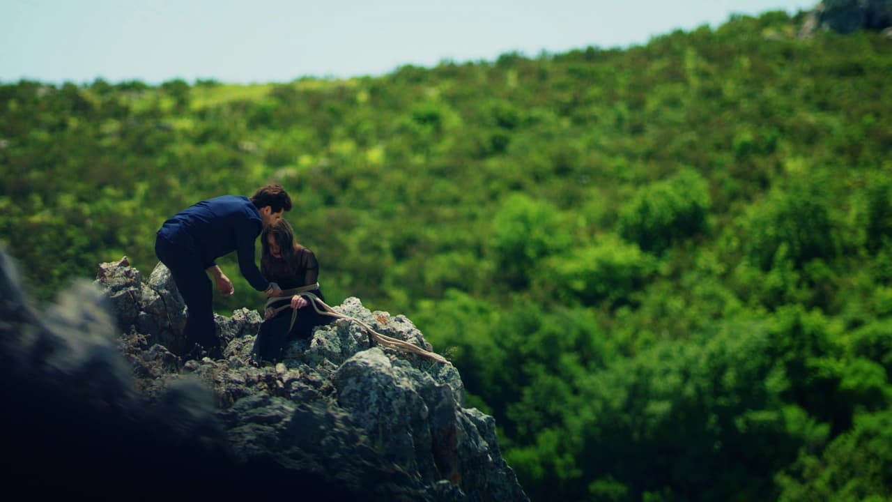 Sorpresivamente, Emir apareció para desactivar la bomba que se encontraba al lado de su exesposa y para llevársela nuevamente por la fuerza.