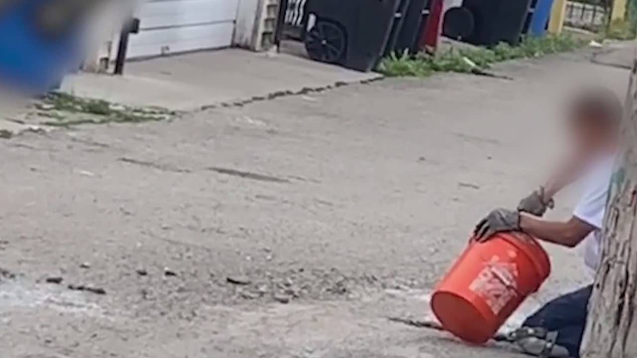 Un residente de Chicago se da a la tarea de rellenar algunos baches en La Villita