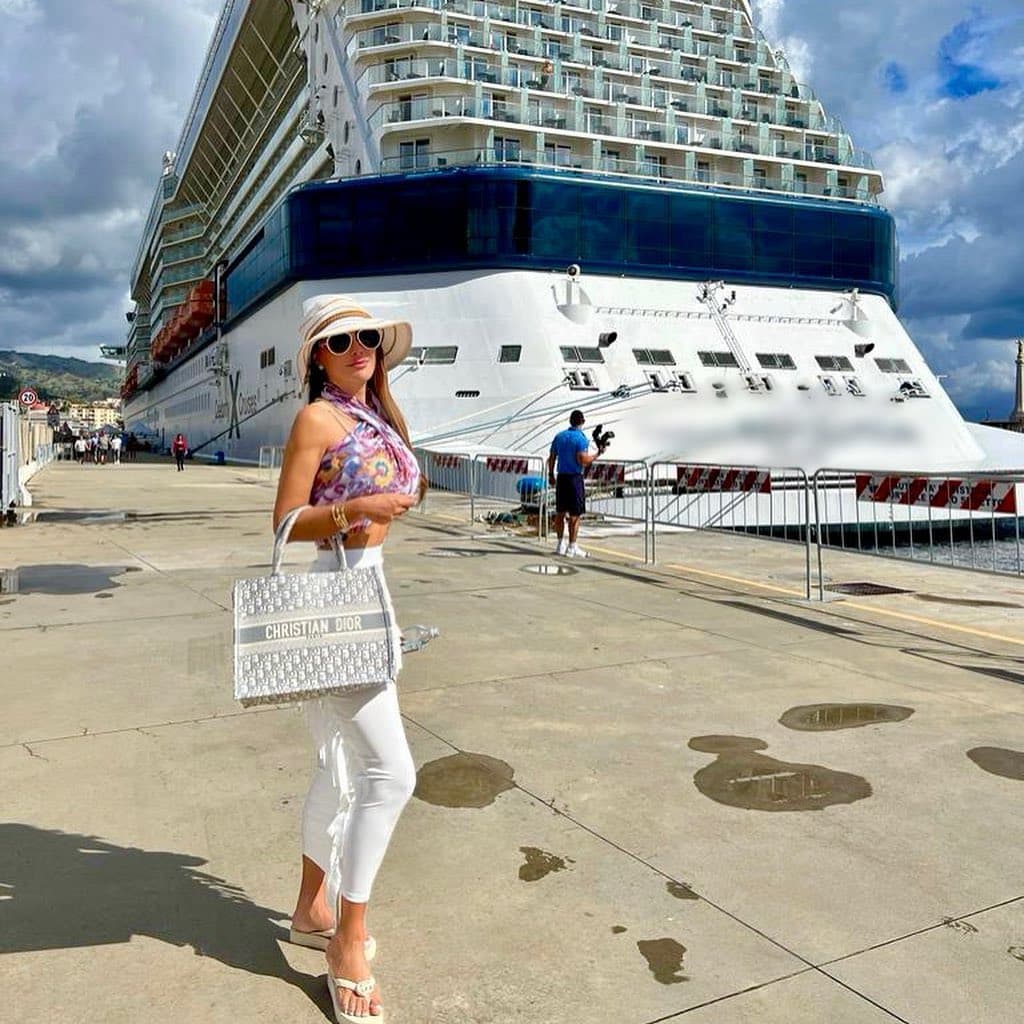 De acuerdo con información publicada en el sitio oficial de la marca, esa versión del ‘Dior Book Tote’, a diferencia del que posee López, está bordada con un motivo Dior Oblique gris.