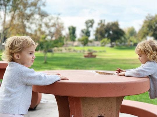 Y para celebrarlas realizó una tierna publicación en Instagram con una fotografía de las pequeñas.