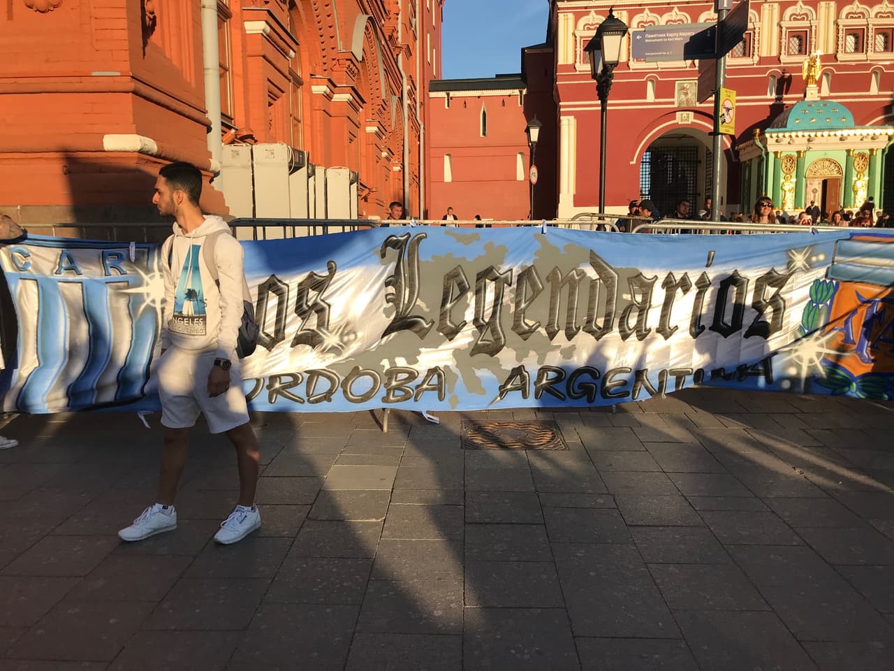 Los Legendarios de Córdoba haciendo acto de aparición en Moscú.