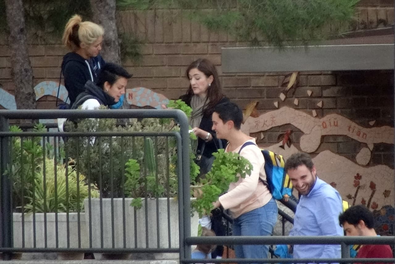 Al parecer tiene un grupo de amigas en la escuela de su hijo.