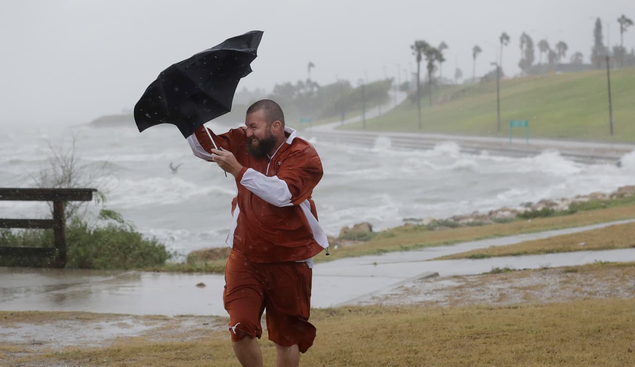 El viento y el oleaje aumentan en las costas de Corpus Christi. El ojo del huracán Harvey se encuentra a unas cien millas al sureste.