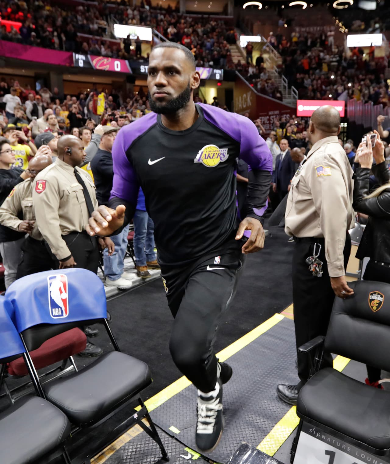 Unos 15 minutos antes del tip-off del partido, James, enfundado en su camiseta de calentamiento de los Lakers, salía del túnel de visitantes hacia la duela de Quicken Loans Arena.