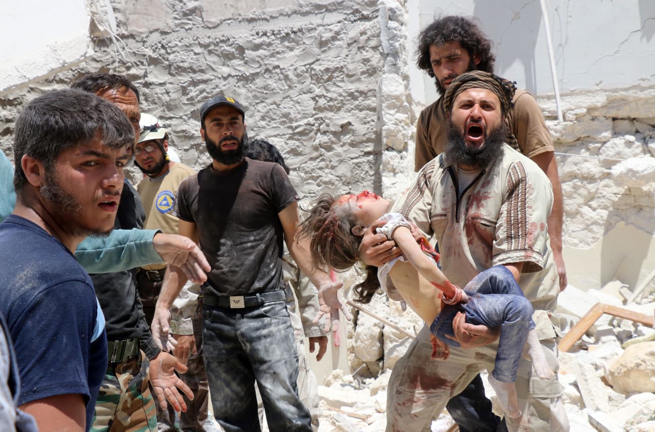 Un rescatista lleva el cuerpo de una niña, víctima del ataque sobre Sakhour, el 30 de mayo de 2016.