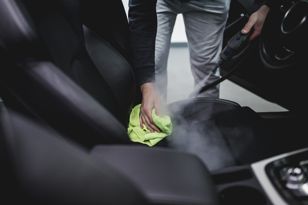 <h3 class="cms-h3-H3">5. Extractor de vapor</h3>
<br>Si buscas una limpieza profunda puedes recurrir a un
<b> extractor a vapor para eliminar más suciedad. </b>Gracias a que producen vapor con poca agua las superficies estarán poco húmedas. El vapor también te ayudará a limpiar los espacios guardaobjetos y acabar con los residuos pegajosos de los portavasos. Te ayudará a limpiar prácticamente todo el interior del auto, incluso hasta las ventanas.