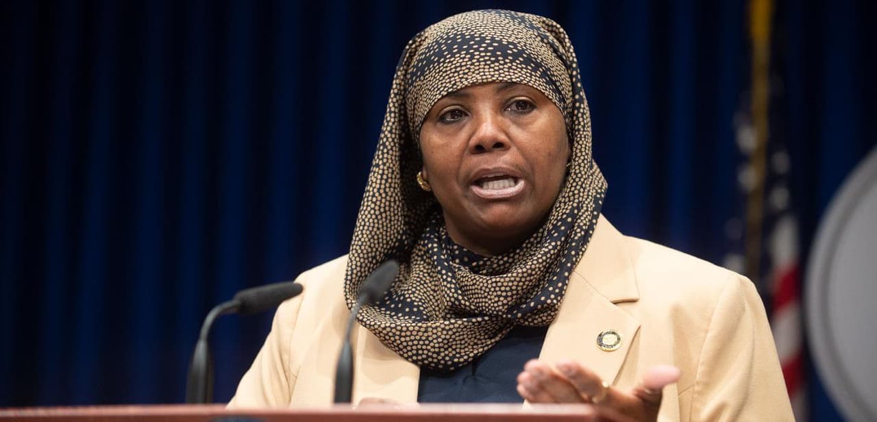 A la cárcel por comprar abrigos de piel, automóvil de lujo y vacaciones con el dinero de organización sin fines de lucro 