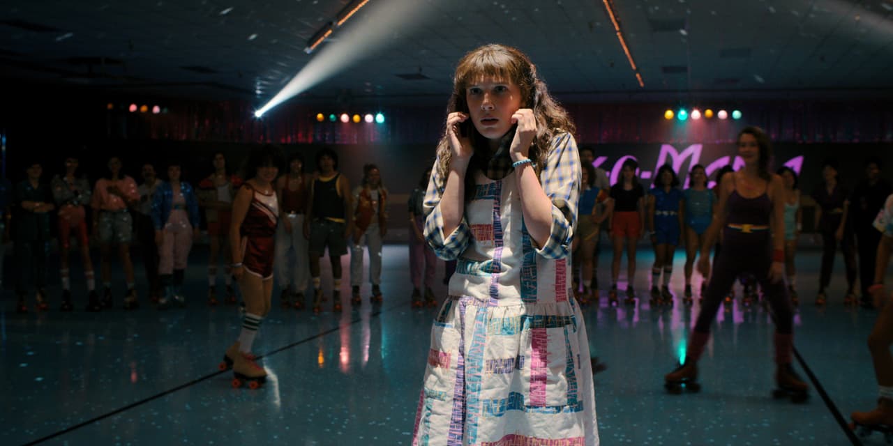 Sin embargo, este escenario se trata de una referencia a la cultura pop de la época en la que se desarrolla ‘Stranger Things 4’. En realidad los jóvenes y niños de los años ochenta estaban obsesionados con el patinaje sobre ruedas. Es por ello que la salida planeada para esta temporada fue al ‘Rink-O-Mania’, donde por desgracia Eleven es víctima de bullying.
