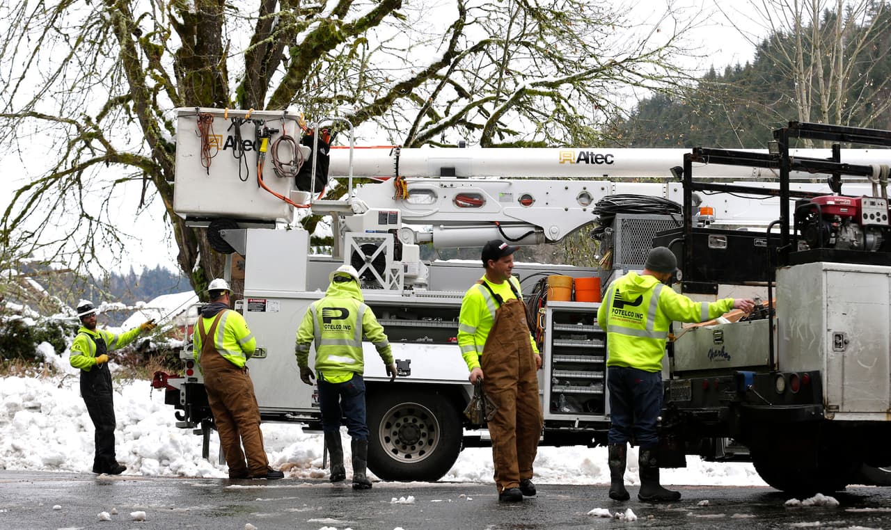 Trabajadores de empresas eléctricas restituyendo las líneas que han sido afectadas por las fuerte nevadas.