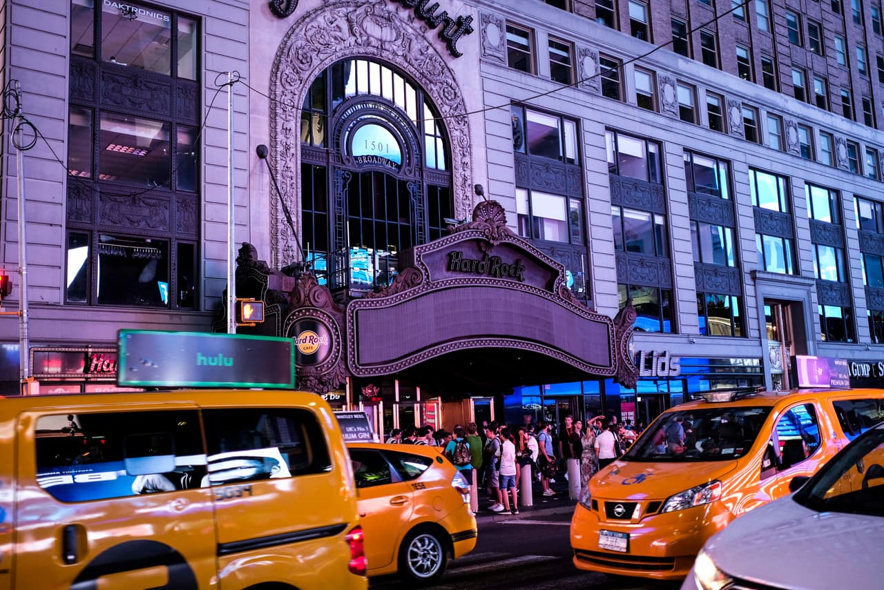NUEVA YORK, NY - 13 DE JULIO: Las luces del Hard Rock Cafe se apagan durante el apagón. (Foto de Byron Smith/Getty Images)