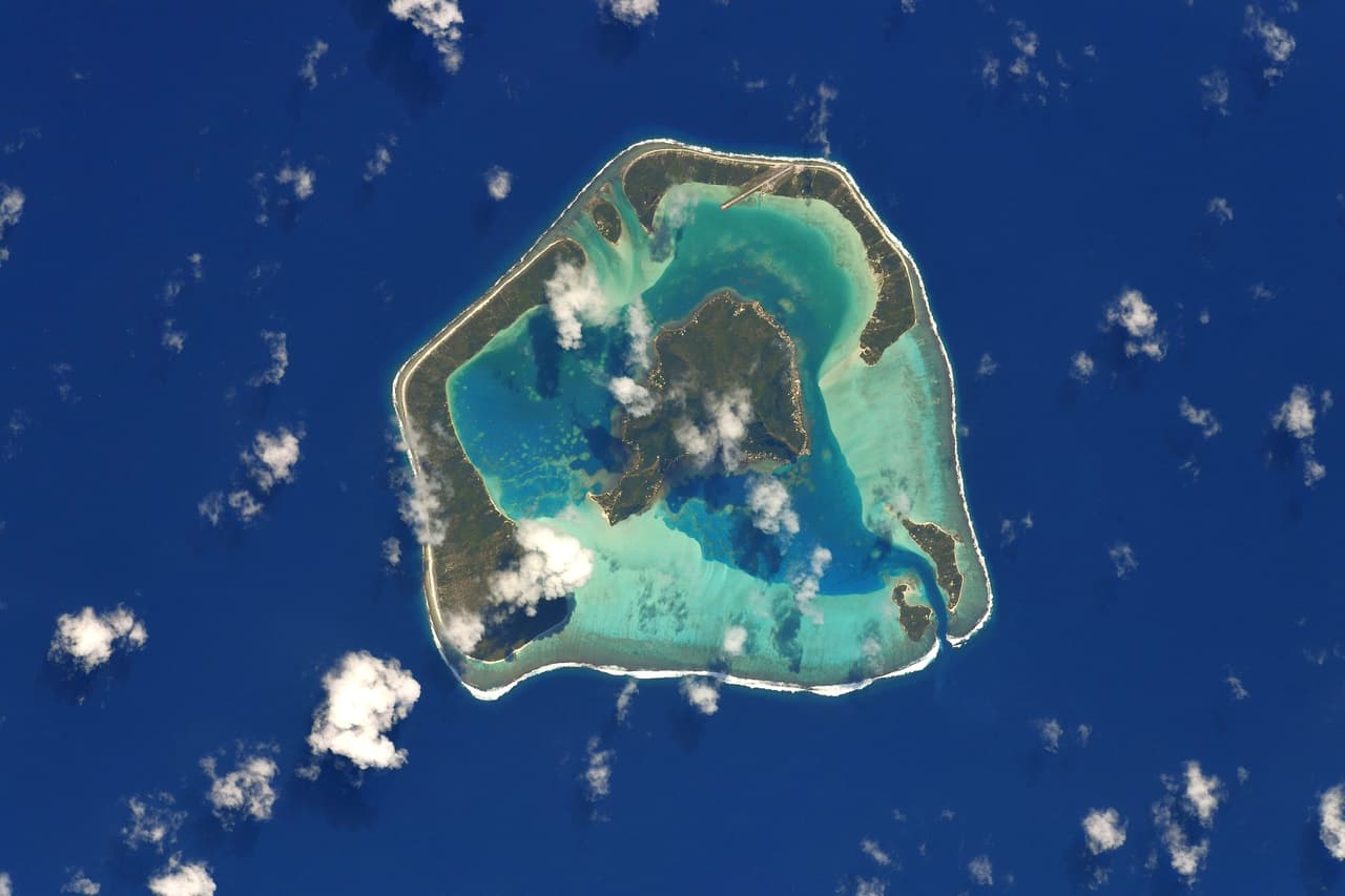 <b>La isla Maupiti en riesgo (Polinesia Francesa)</b>
<br>
<br>“Estas islas se ven maravillosas en tierra y también desde 400 kilómetros de altura”, contó Pesquet sobre esta foto. “Esta área también está amenazada por el cambio climático y los corales del arrecife se están decolorando, pero escuché que los jóvenes locales han comenzado una iniciativa para protegerlos”, agregó el astronauta.
<br>