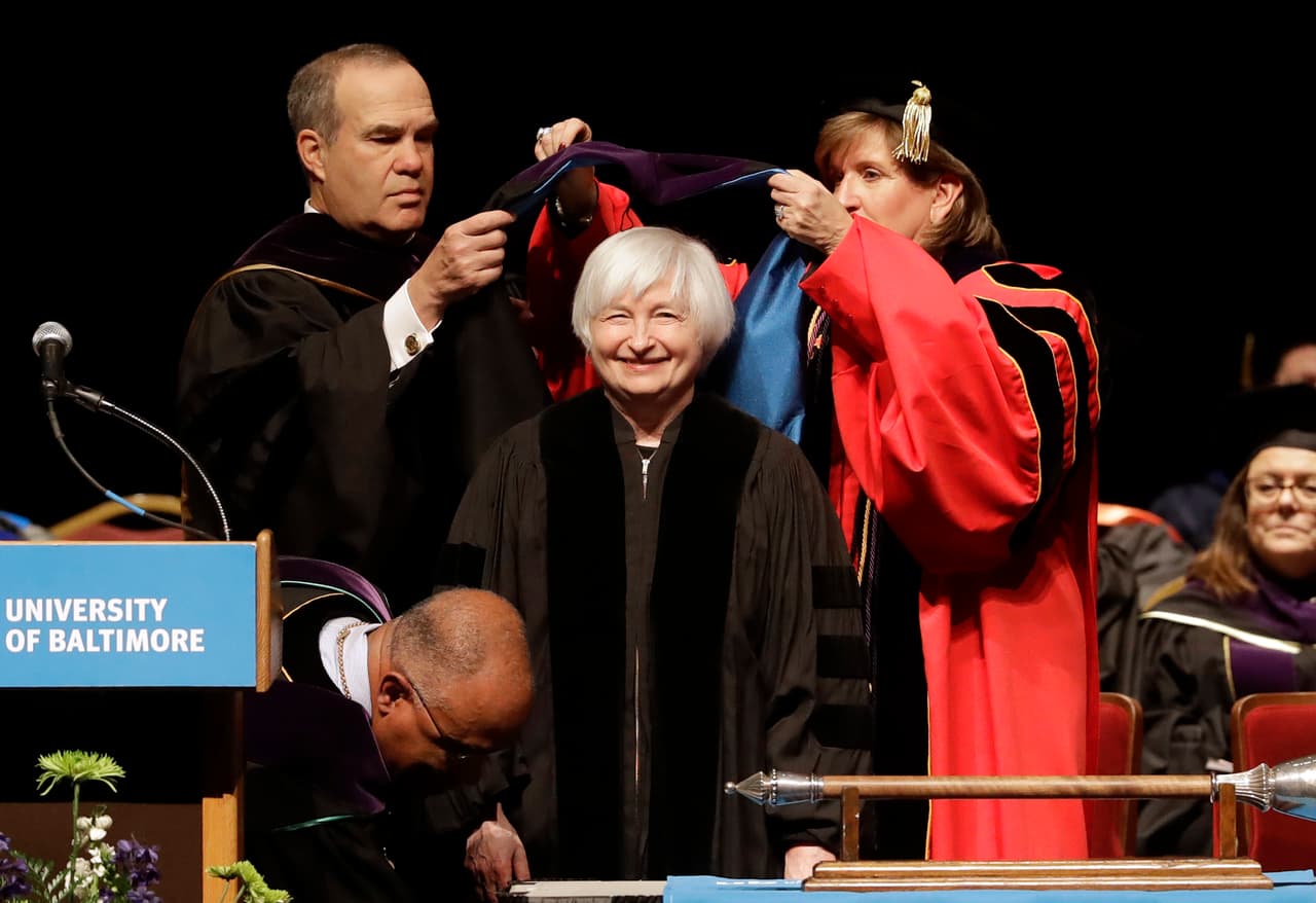 Universitarios entrarán al mercado laboral más fuerte en décadas, dijo presidenta de la Reserva Federal