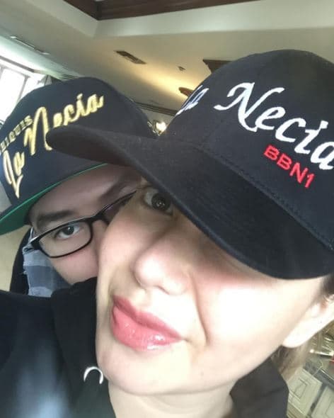 Su hermanito sigue bajo su custodia, cosa que refuerza aun más su valentía para seguir con sus planes y no desfallecer ante las críticas.