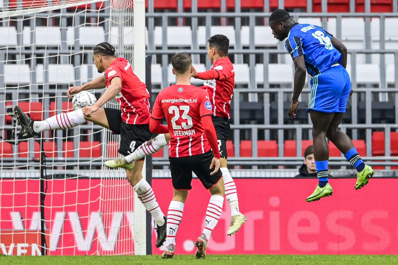 Edson Álvarez y Erick Gutiérrez fueron titulares en duelo de mexicanos en el PSV vs Ajax donde los de Amsterdam ganaron 1-2 de visitante y son líderes Eredivisie.