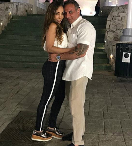 "Para pasarlo bien no se necesita de mucho... Cancún, México, uno de nuestros lugares favoritos", se lee en la cuenta de Instagram de la presentadora.