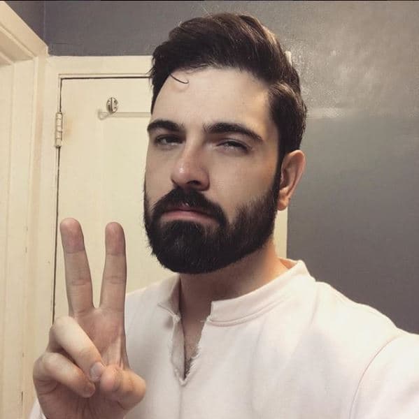 El último de los sueños relatados por Adam sucedió hace unos días. Volvió a ver a David en el mismo sillón frente a su cama, justo como la primera vez. Lo vio acercarse hacia él con dificultad, esta vez Adam sí podía moverse, por lo que decidió fotografiar con su celular al pequeño fantasma.