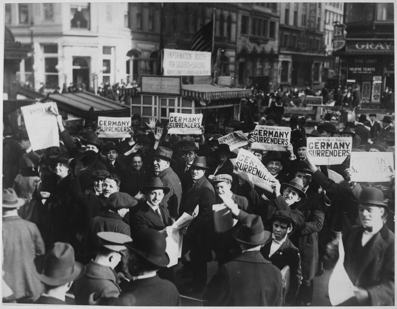 <b>Rumores de paz.</b> Una multitud se reúne en Times Square en Nueva York sosteniendo titulares de prensa que informan de la firma del armisticio. Aunque el gobierno no confirmó la noticia la celebración no se detuvo. 1918.
<br>