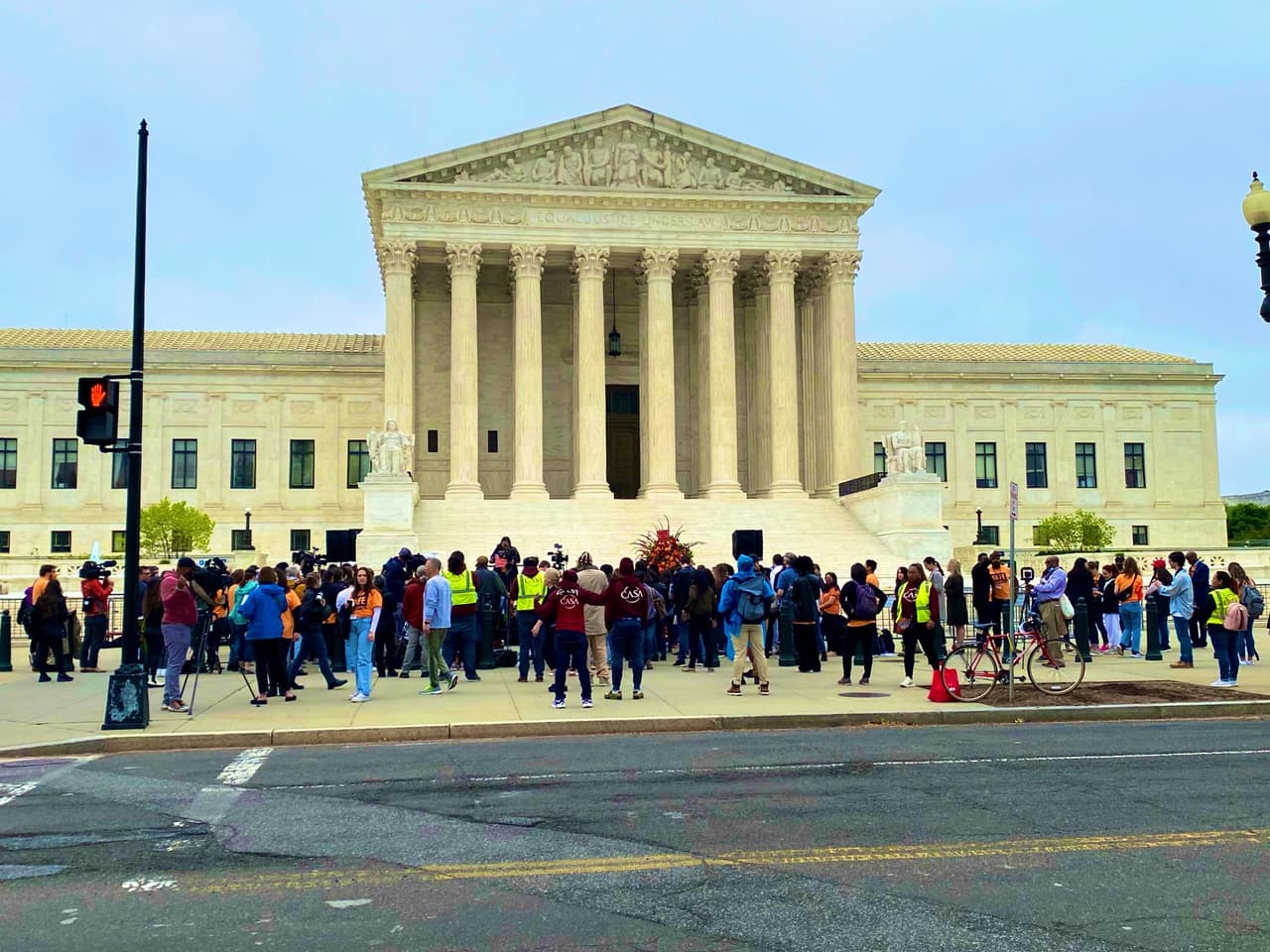 Las organizaciones CASA y Families Belong Together fueron de las participantes en este 
<i>rally</i> afuera de la Corte Suprema.