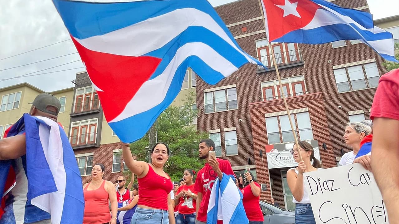 El exilio pide ayuda para sus compatriotas que residen en la isla porque aseguran que los están "matando".