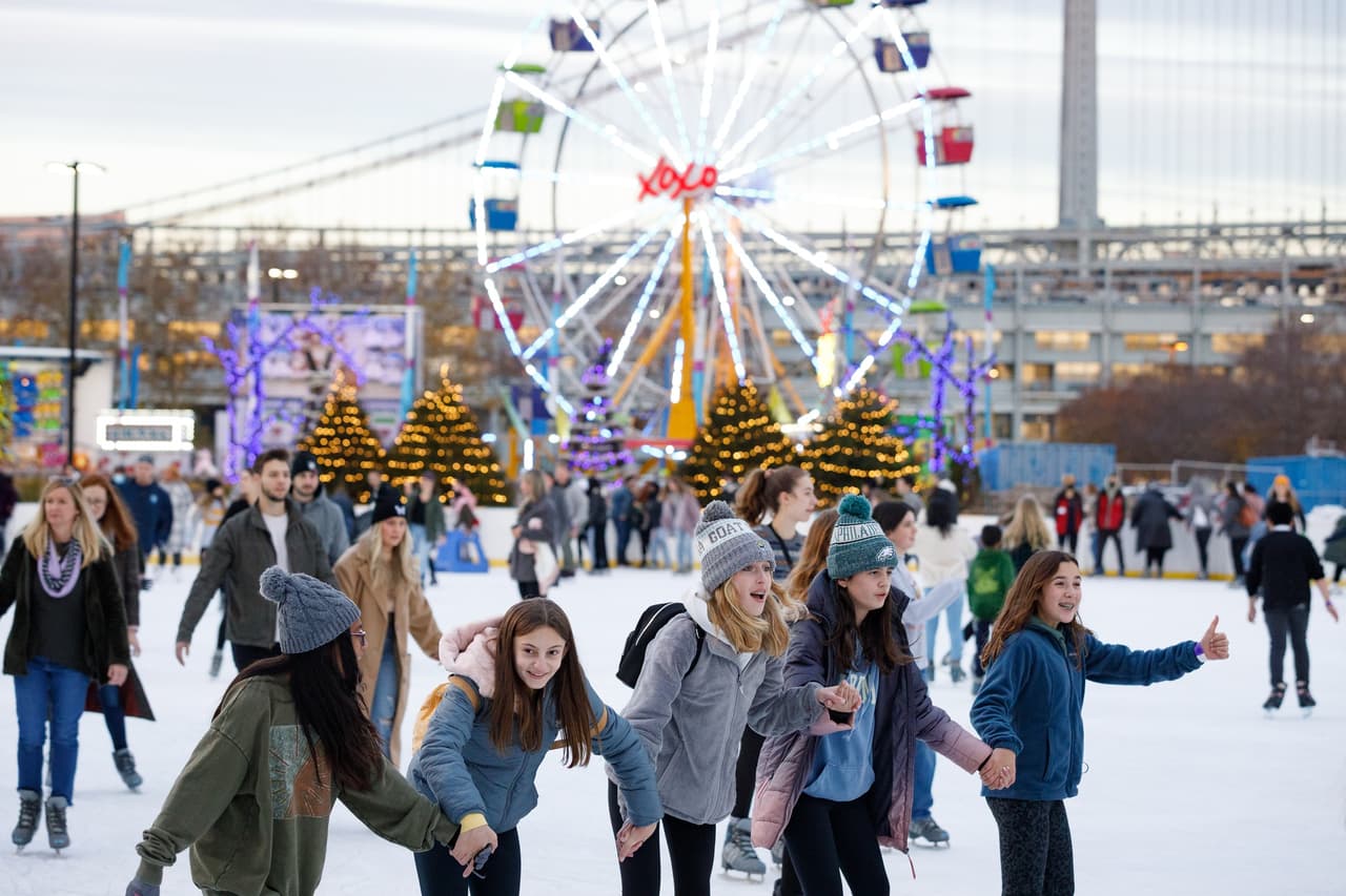 <b><a href="https://www.delawareriverwaterfront.com/places/blue-cross-riverrink-winterfest" target="_blank">Blue Cross River Rink Winterfest (hasta el 6 de marzo)</a></b>: Esta pista ha estado abierta todos los inviernos durante 28 temporadas y ahora es parte de Winterfest. Entonces, después de salir del hielo, puedes relajarte con un refrigerio en una acogedora cabina cálida, por una tarifa adicional.