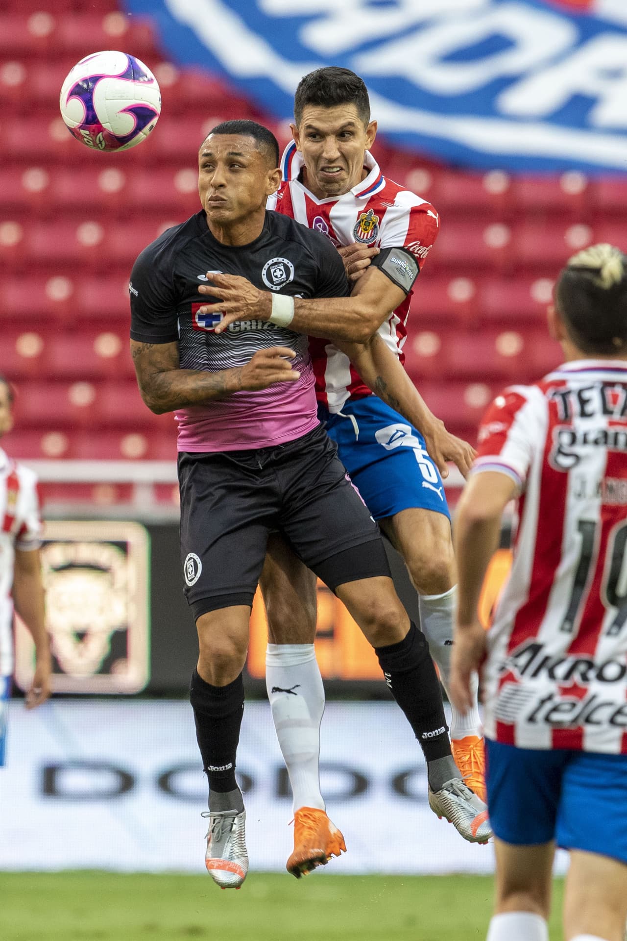 Con goles del Cabecita Rodríguez al 41 y al 90+2, Cruz azul se lleva los tres puntos en su visita a Chivas y el uruguayo llega a 12 goles en el torneo.