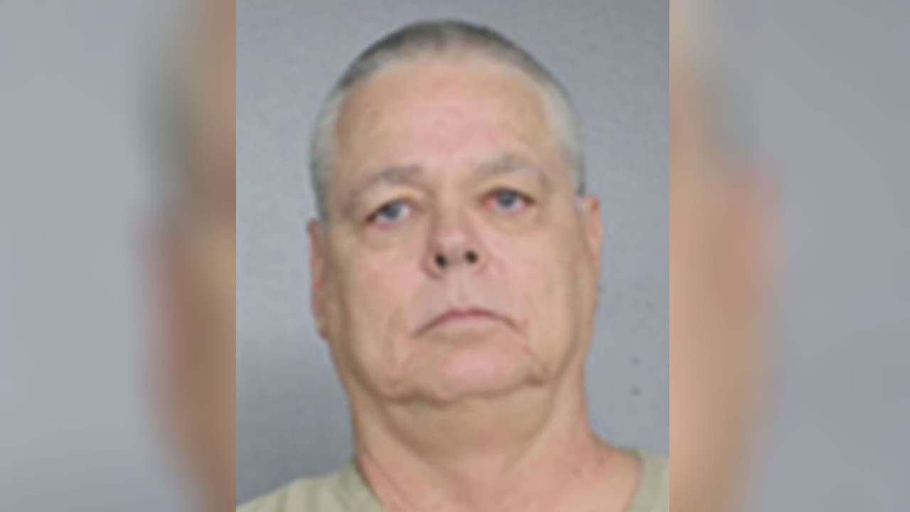 Expolicía arrestado por negligencia en Parkland permanece en la cárcel hasta que entregue su pasaporte 