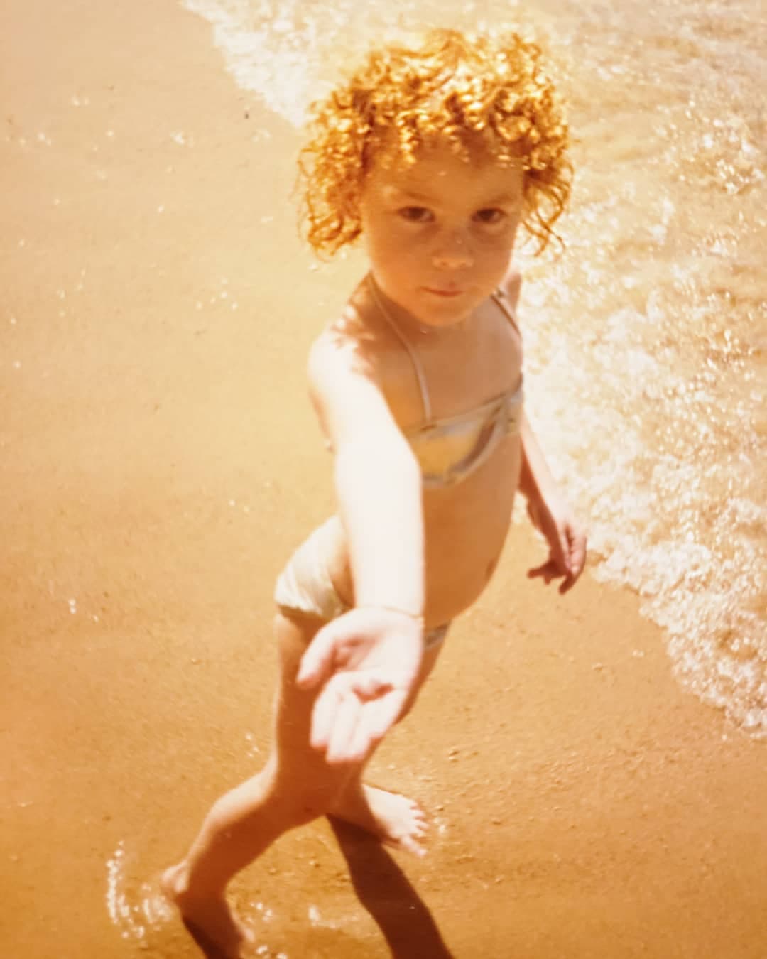 La niña a quien vemos en la playa disfrutando el sol, años más tarde se convertiría en integrante del grupo Kabah. Daniela Magún mostró esta imagen de su niñez para celebrar este día.