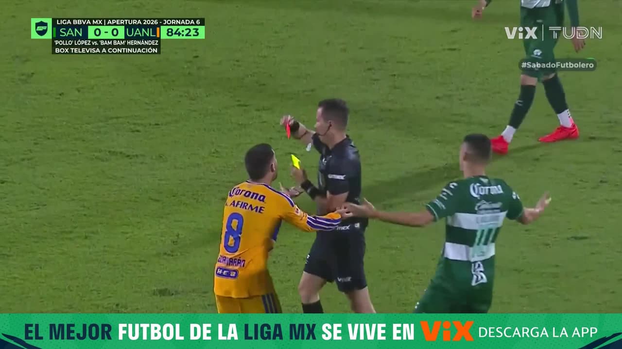¡Es de roja! El árbitro no duda y le muestra la cartulina a Gorriarán