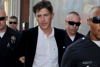 El agresor de Brad Pitt enfrenta cargos formales