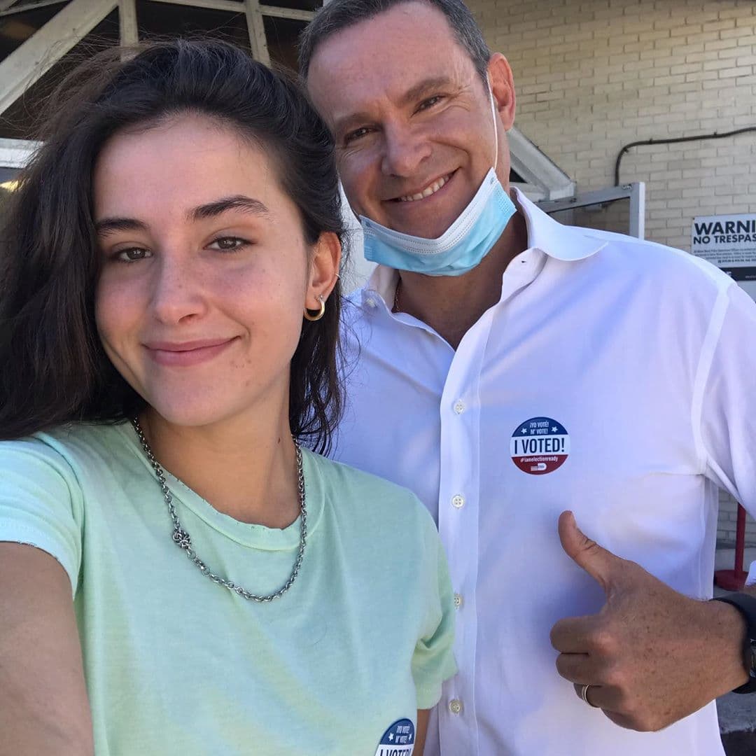 En familia, Alan fue a votar junto a su adorada hija Hannah. ¡Qué gran momento para compartir entre padre e hija!