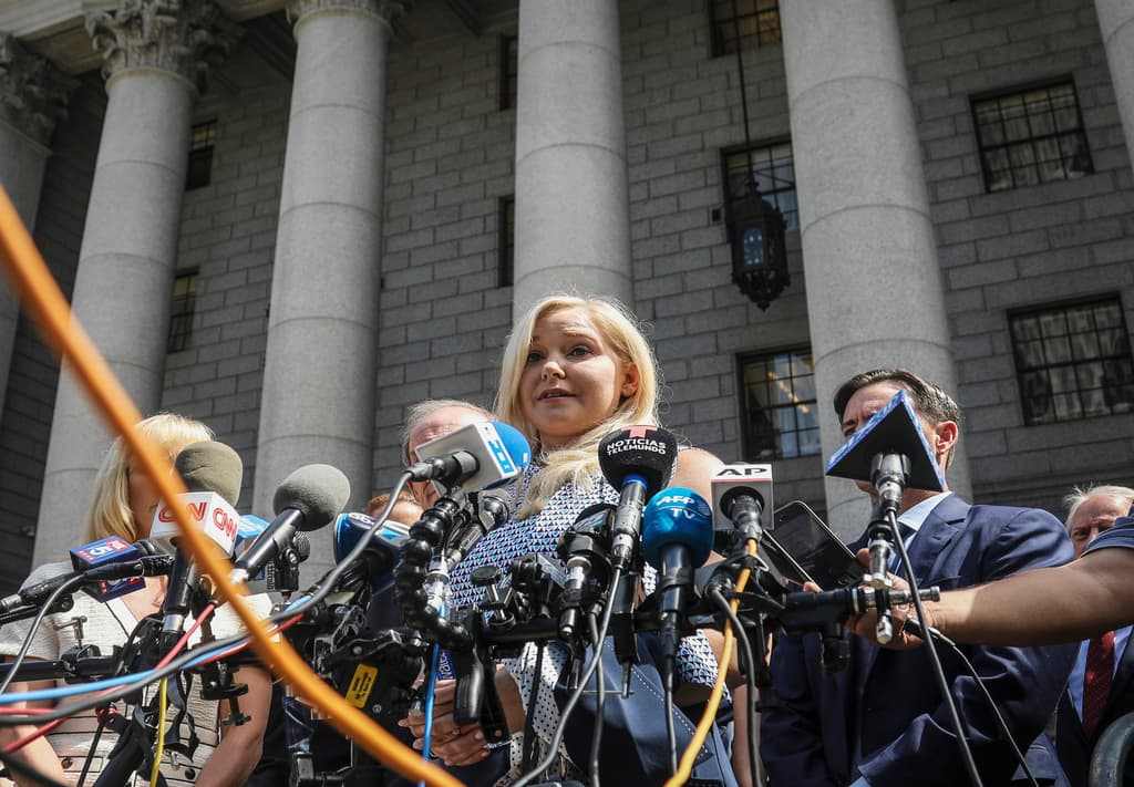 Virginia Roberts Giuffre, en el centro, víctima de trata por parte del delincuente sexual Jeffrey Epstein, ofrece una conferencia de prensa frente a un tribunal de Manhattan, donde las denunciantes de agresión sexual invitadas por un juez se dirigieron a una audiencia tras la muerte de Epstein en la cárcel de Nueva York, el 27 de agosto de 2019.