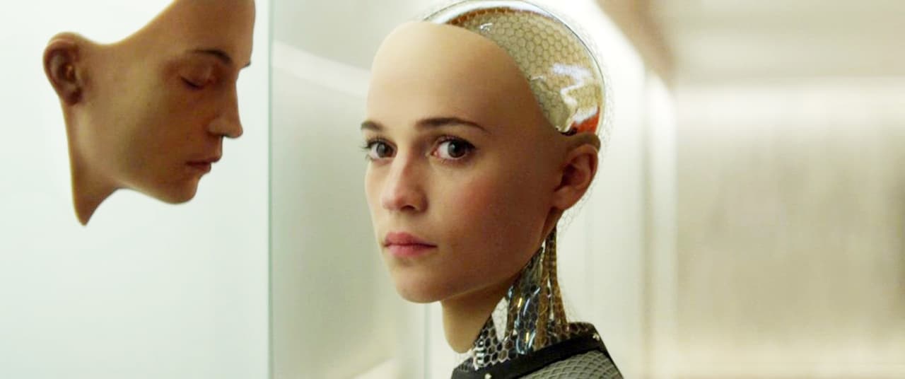 Escena de la película 'Ex-máquina'