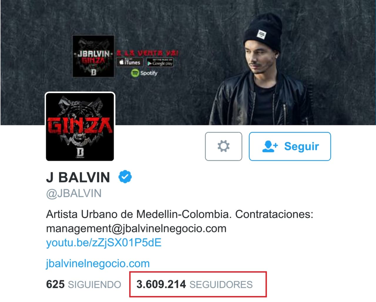 El reggaetonero es tan carismático en la red, que día con día crece su número de seguidores, él tiene más de 3 millones de followers, ha dado más de 30 likes y ha publicado más de 20 mil tuits. Desde su cuenta sigue a bandas como 3BallMTY, a su gran amigo Nicky Jam, entre otros. Apóyalo.