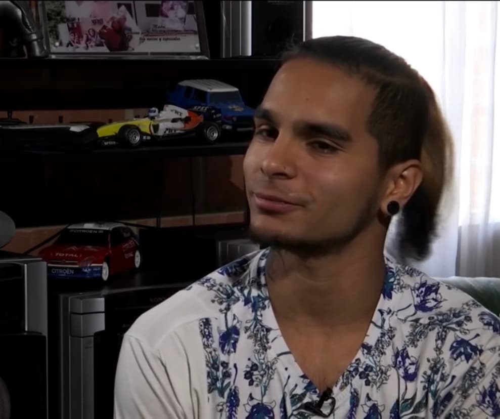 Esta realidad fue devastadora para Fabián debido a que daba clases de educación física, era recreacionista en un parque 
<b>y miembro activo de una comparsa de teatro en la que hacía malabares.</b> Además, estudiaba licenciatura en artes escénicas y se preparaba para convertirse en profesor. 
<br> 
<br>