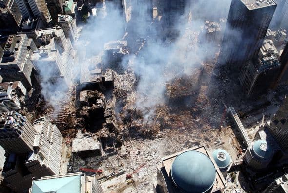 El 11 de septiembre Estados Unidos fue víctima de horrendos ataques terroristas: Al Qaeda secuestró e impactó cuatro aviones contra varios objetivos y que causaron la muerte y destrucción, siendo el episodio que precedería a la guerra de Afganistán y a la adopción por el Gobierno estadounidense y sus aliados de la política denominada de Guerra contra el terrorismo. Los atentados fueron cometidos por diecinueve miembros de la red yihadista Al-Qaida,1 divididos en cuatro grupos de secuestradores, cada uno de ellos con un terrorista piloto que se encargaría de pilotar el avión una vez ya reducida la tripulación de la cabina. Los aviones de los vuelos 11 de American Airlines y 175 de United Airlines fueron los primeros en ser secuestrados, siendo ambos estrellados contra las dos torres gemelas del World Trade Center, el primero contra la torre Norte y el segundo poco después contra la Sur, provocando que ambos rascacielos se derrumbaran en las dos horas siguientes.2 3 El tercer avión secuestrado pertenecía al vuelo 77 de American Airlines y fue empleado para ser impactado contra una de las fachadas del Pentágono, en Virginia. El cuarto avión, perteneciente al vuelo 93 de United Airlines, no alcanzó ningún objetivo al resultar estrellado en campo abierto, cerca de Shanksville, en Pensilvania, tras perder el control en cabina como consecuencia del enfrentamiento de los pasajeros y tripulantes con el comando terrorista.