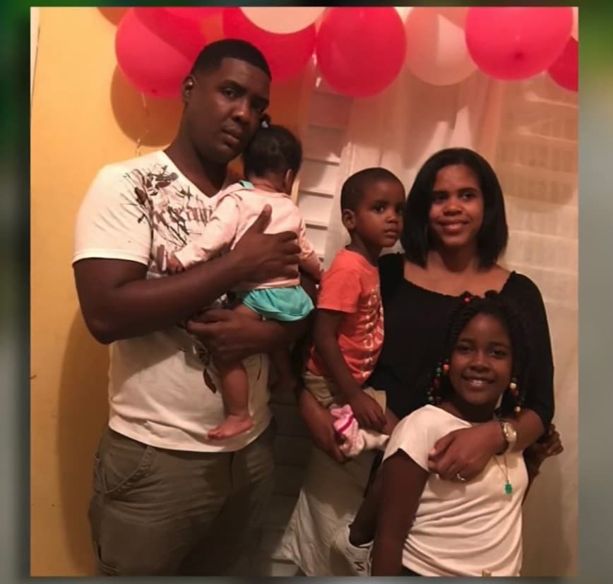 Además, mientras ella intenta dar clases extra a casi una decena de alumnos, el papá de la niña se ha tenido que marchar a una zona turística para trabajar en un hotel, separándose de su familia. 
<br>