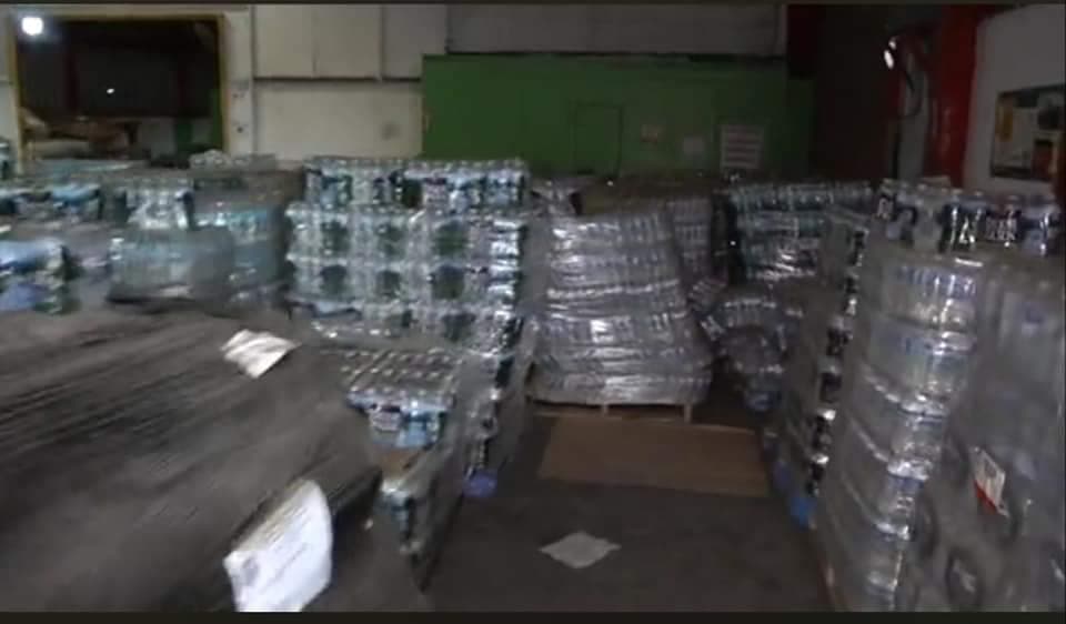 Entre los artículos almacenados se encontraron pañales de bebé y adultos, agua embotellada, toldos, leche en polvo para infantes, estufas de gas, baterías entre otros.
