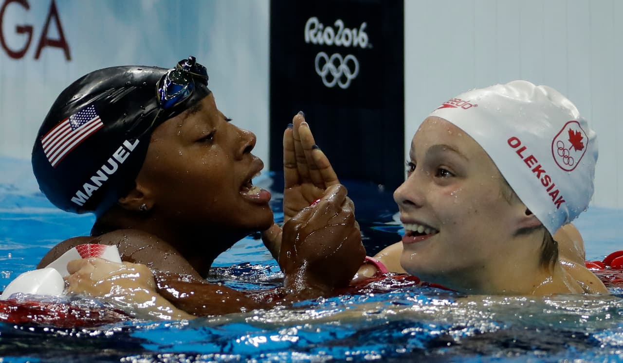 Simone Manuel y Penny Oleksiak compartieron el oro en los 100 metros libres