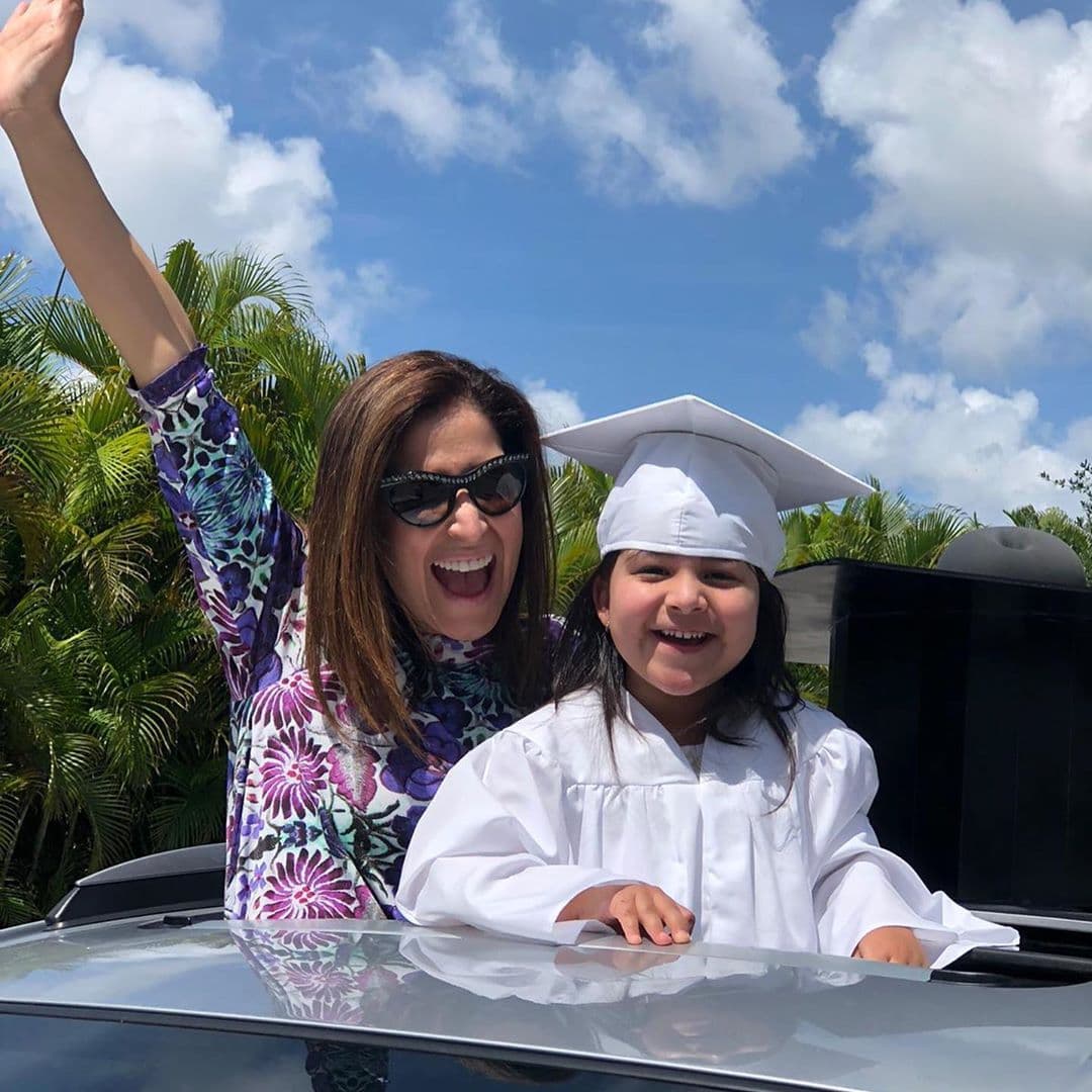 Así disfrutó esta pequeñita de la caravana por su graduación junto a su mami, la periodista venezolana Elyangelica.
