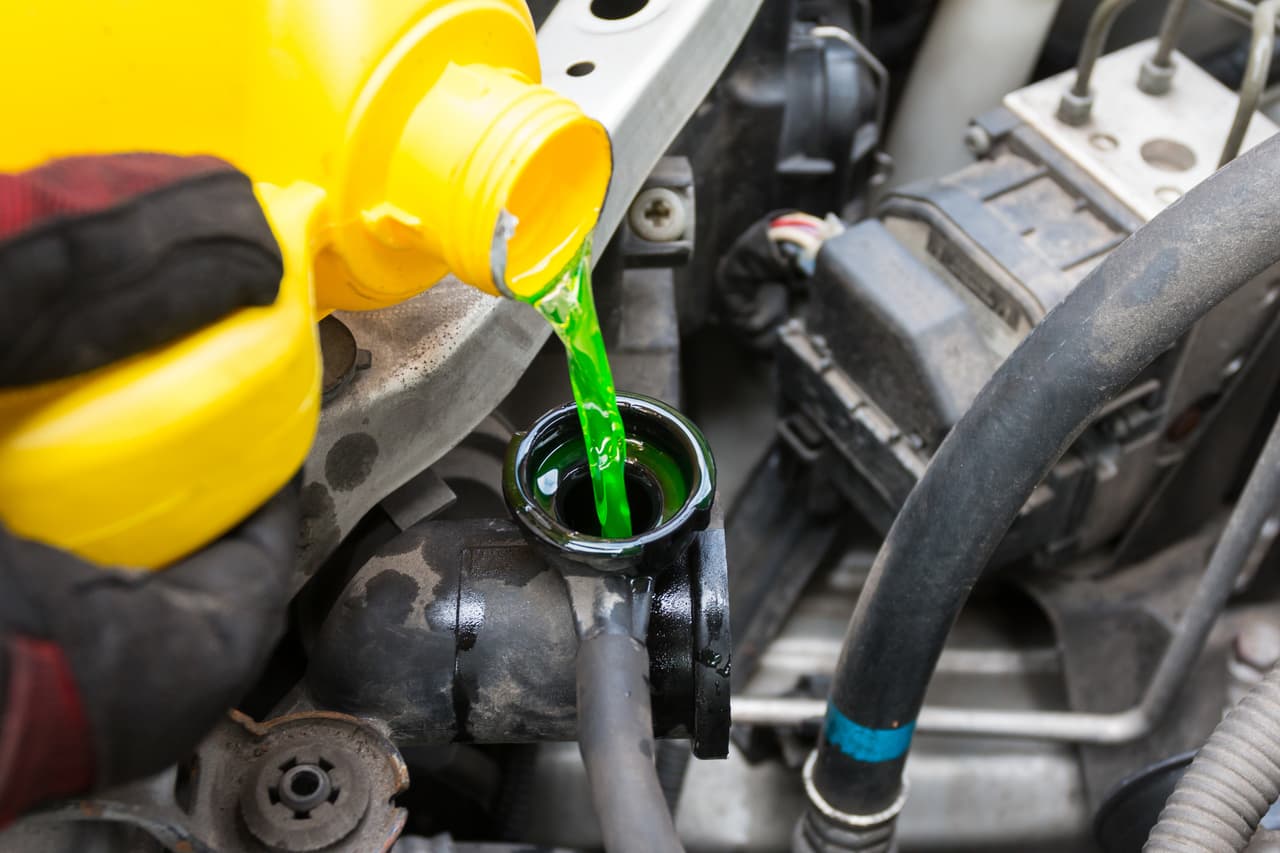 <h2 class="cms-H2-H2">19. Aceite de motor, refrigerante y otros líquidos para el automóvil</h2>
<br>
<br>💸 
<b>Aumento de precio entre marzo de 2022 y marzo de 2023:</b> +14.2%
<br>