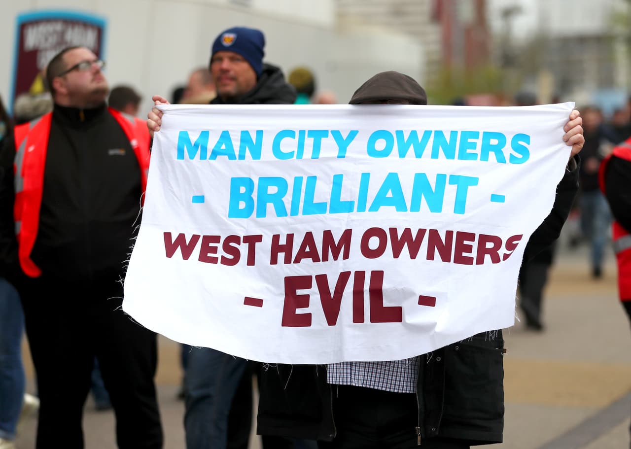 Muchos exigían la renuncia de sus dueños y otros, como este, comparaban su gestión con la del Manchester City.