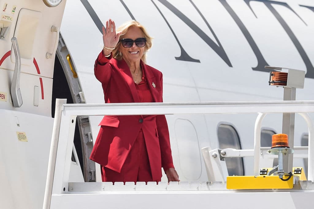 La primera dama de Estados Unidos, Jill Biden, saluda a su llegada a México.