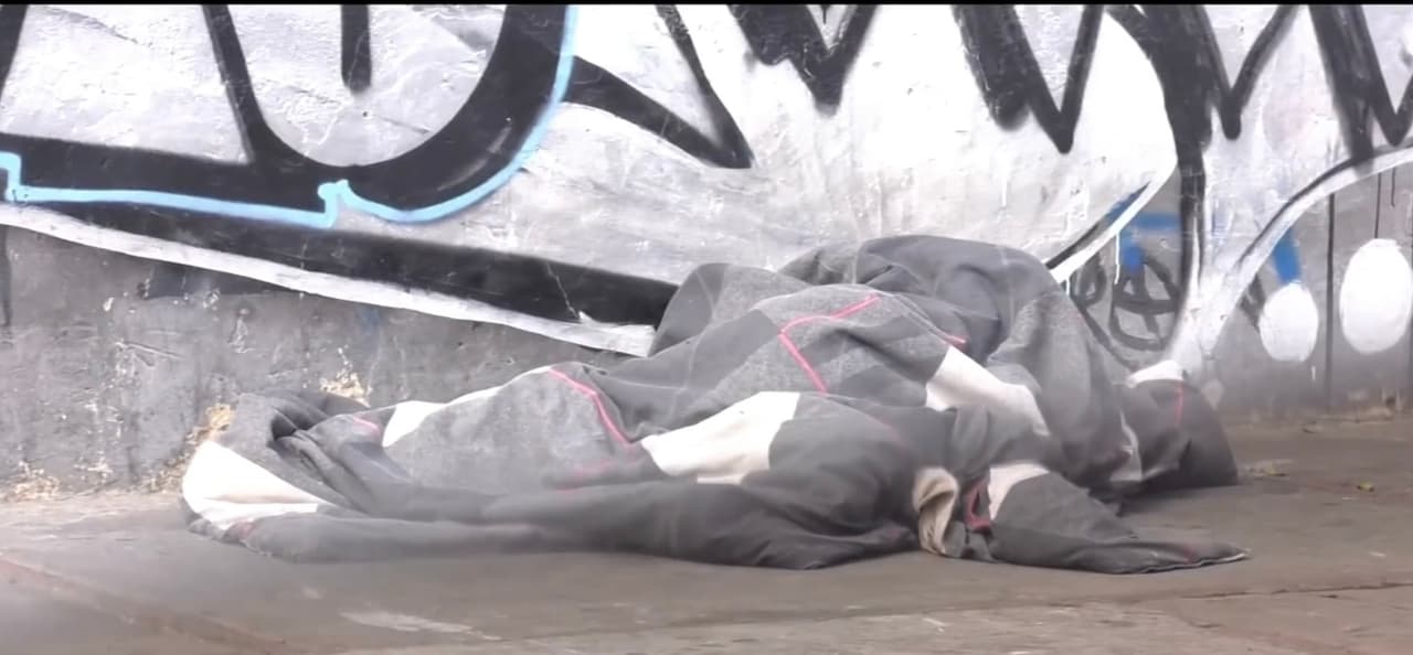 La denuncia inició una investigación que fue construyendo paso a paso lo ocurrido, hasta que Álvarez
<b> fue hallada tirada en la calle, degollada y con sus intestinos de fuera,</b> por lo que se ordenó la captura de Yepes. 
<br>