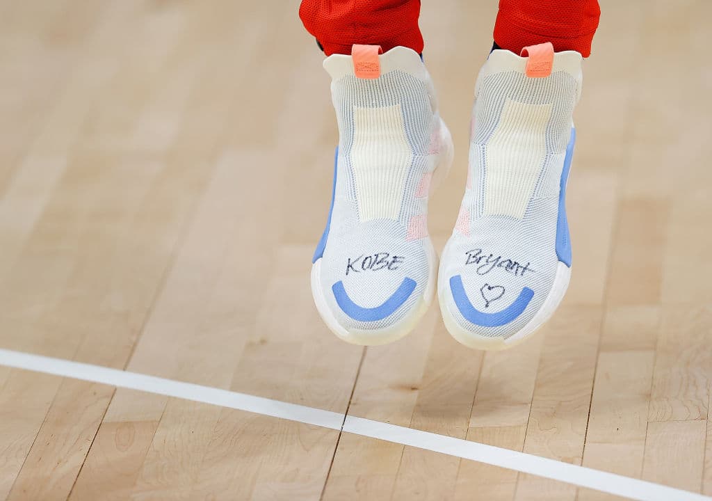El basquetbolista Trae Young, de los Atlanta Hawks, rindió tributo a Kobe escribiendo su nombre en sus tenis, previo a su partido ante los Washington Wizards.