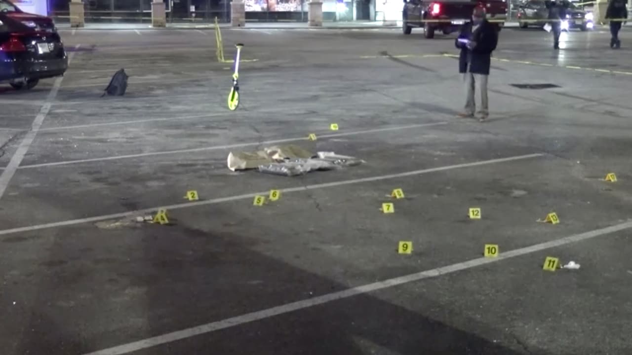 Oficiales encontraron varios casquillos de bala y orificios por todas partes.