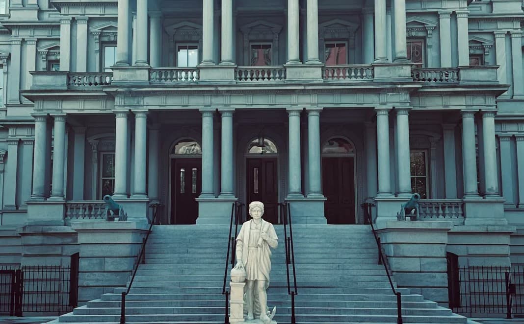 Reinstalan estatua de Cristóbal Colón cerca de la Casa Blanca y reaviva polémica histórica