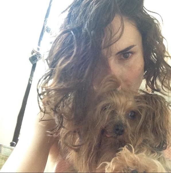 Y las dos se divierten con un look despeinado.