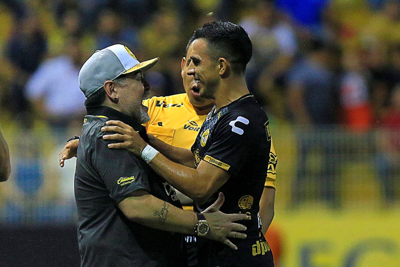 Maradona le dio su primer bendición al goleador, cuyo triplete fue clave en la victoria.