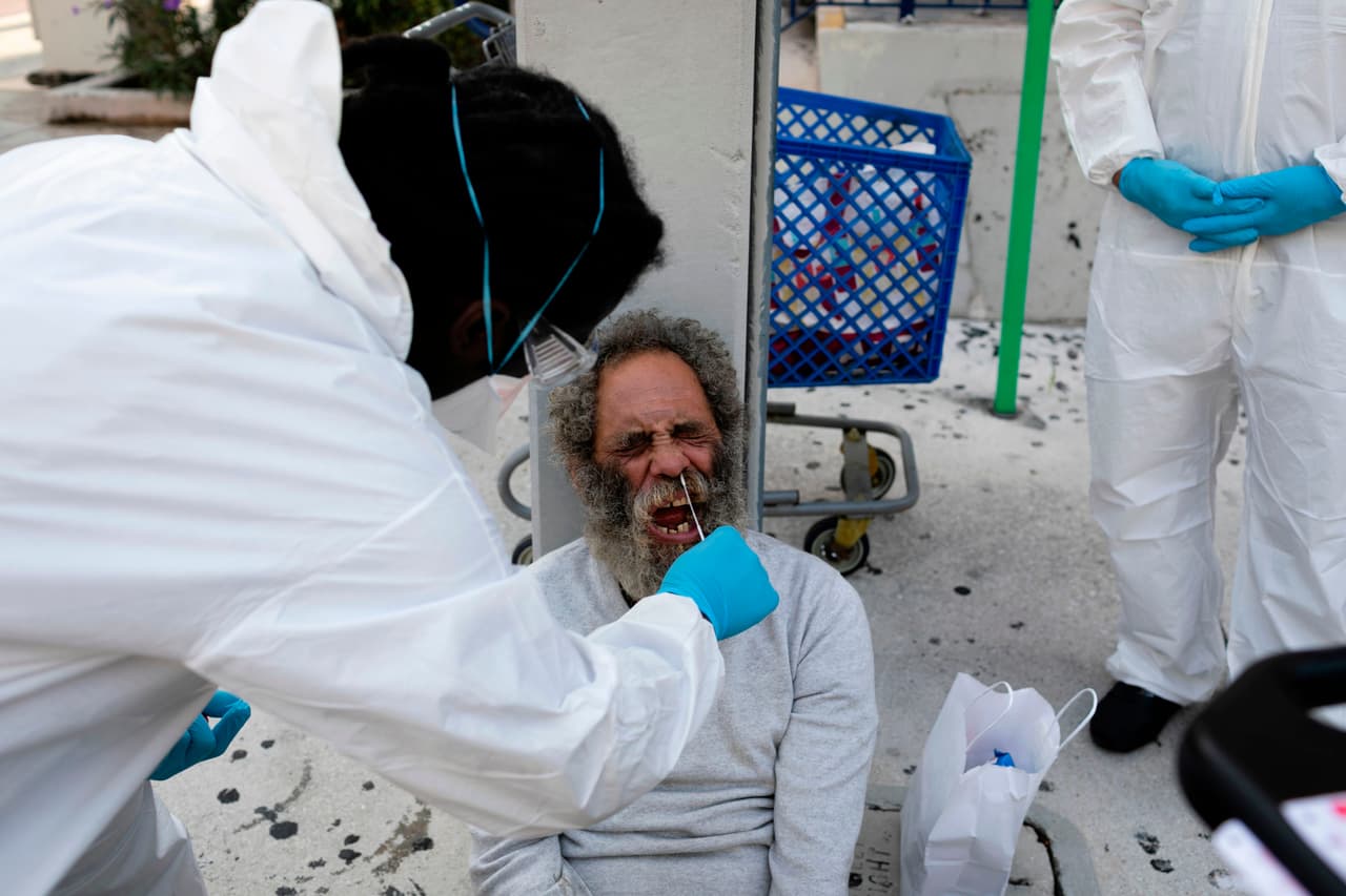 Mientras a las personas en el condado se les pide que estén en sus casas y no salgan a las calles para prevenir la propagación del coronavirus, este grupo de personas, para quienes su casa es la calle, tienen pocas opciones. 
<br>